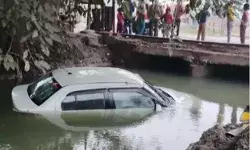 टूटे पुल पर हादसा- मुंबई में गिरी डिजायर कार- राहगीरों की मेहरबानी....