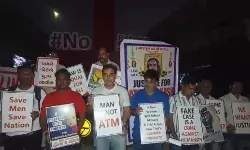 पतियों की दर्दभरी पुकार-सूरत में पत्नी पीड़ित पतियों का अनोखा प्रदर्शन पतियों की दर्दभरी पुकार-सूरत में पत्नी पीड़ित पतियों का अनोखा प्रदर्शन