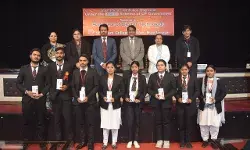 श्री राम कॉलेज में सरकार से मिले स्मार्टफोन देख फूले नहीं समाये बच्चे श्री राम कॉलेज में सरकार से मिले स्मार्टफोन देख फूले नहीं समाये बच्चे