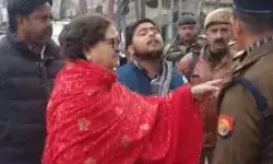 PAC और 5 थानों की पुलिस के साथ बंद मंदिरों को खुलवाने पहुंची महापौर