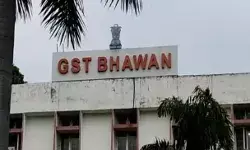 पान मसाला की गाड़ियां छोड़ने वाले चार जीएसटी अफसर हुए सस्पेंड पान मसाला की गाड़ियां छोड़ने वाले चार जीएसटी अफसर हुए सस्पेंड