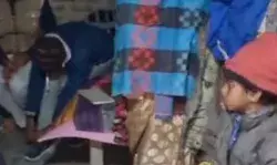 बंद कमरे के भीतर धर्मांतरण करवा रहे पांच युवक रंगे हाथ गिरफ्तार बंद कमरे के भीतर धर्मांतरण करवा रहे पांच युवक रंगे हाथ गिरफ्तार