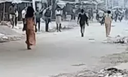 किन्नर के मर्डर के बाद बवाल- नग्न होकर किन्नरों का प्रदर्शन- बाजार... किन्नर के मर्डर के बाद बवाल- नग्न होकर किन्नरों का प्रदर्शन- बाजार...