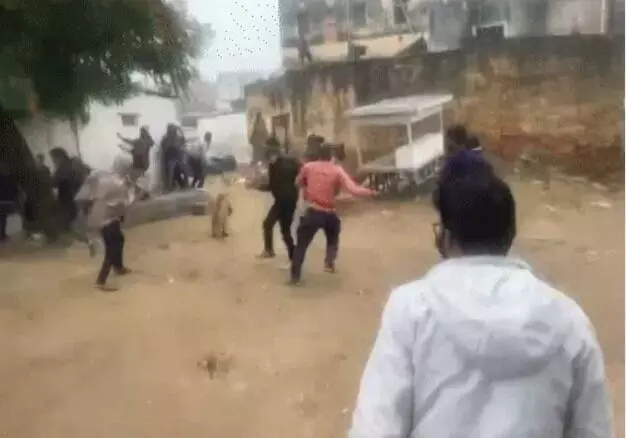 दिन निकलते ही घनी आबादी में लेपर्ड की दस्तक- गली में खड़े लोगों के... दिन निकलते ही घनी आबादी में लेपर्ड की दस्तक- गली में खड़े लोगों के...