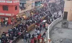 नए साल का जश्न भगवान के साथ मनाने पहुंचे श्रद्धालु- बरसाना में पैर.. नए साल का जश्न भगवान के साथ मनाने पहुंचे श्रद्धालु- बरसाना में पैर..