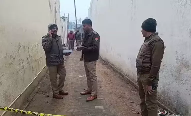 दिन निकलते ही मर्डर- हत्या कर युवक की लाश गली में फेंकी- मचा हड़कंप दिन निकलते ही मर्डर- हत्या कर युवक की लाश गली में फेंकी- मचा हड़कंप