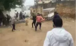 दिन निकलते ही घनी आबादी में लेपर्ड की दस्तक- गली में खड़े लोगों के... दिन निकलते ही घनी आबादी में लेपर्ड की दस्तक- गली में खड़े लोगों के...