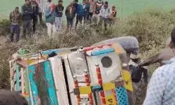 बेकाबू हुई तेज रफ्तार पिकअप पलटी- तीन लोगों की मौत- पांच गंभीर बेकाबू हुई तेज रफ्तार पिकअप पलटी- तीन लोगों की मौत- पांच गंभीर