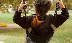 झूले पर स्टंट ले गया 10 साल के बच्चे की जान- स्टंट करते समय फंसी टाई.. झूले पर स्टंट ले गया 10 साल के बच्चे की जान- स्टंट करते समय फंसी टाई..