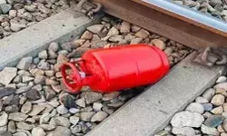 रेलवे ट्रैक पर पड़ा मिला गैस सिलेंडर- मचा हड़कंप- दुर्घटना होने से... रेलवे ट्रैक पर पड़ा मिला गैस सिलेंडर- मचा हड़कंप- दुर्घटना होने से...