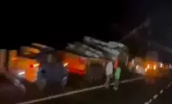 हाईवे पर आधा सैकड़ा से भी अधिक गाड़ियां पंचर- दूर तक लगा जाम