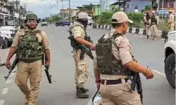 साल के पहले ही दिन बंदूकधारियों का अटैक- फायरिंग कर बम भी फेंके साल के पहले ही दिन बंदूकधारियों का अटैक- फायरिंग कर बम भी फेंके