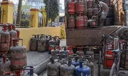 तेल कंपनियों का नए साल का गिफ्ट- गैस सिलेंडर हुआ सस्ता तेल कंपनियों का नए साल का गिफ्ट- गैस सिलेंडर हुआ सस्ता