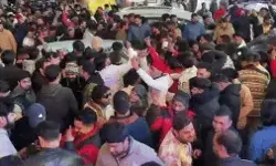 नए साल का जश्न- मंदिरों में श्रद्धालुओं की भीड़- दूध और जलेबी का लंगर