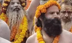 निकल रही श्री शंभू पंचायत अटल अखाड़े की पेशवाई- लहराये फरसे निकल रही श्री शंभू पंचायत अटल अखाड़े की पेशवाई- लहराये फरसे