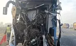 एक्सप्रेस वे पर भयंकर हादसा- ट्रॉले से हुई टक्कर में उडे बस के परखच्चे