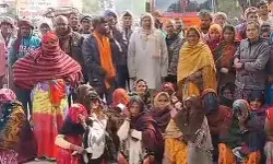 यूरिया नहीं मिलने से परेशान किसानों ने डाला सड़क पर डेरा- लगा जाम यूरिया नहीं मिलने से परेशान किसानों ने डाला सड़क पर डेरा- लगा जाम