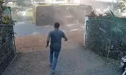 पुल से उतरते समय हादसा- 2 बार पलटी स्कूल बस खंभे से टकराई- छात्रा की..