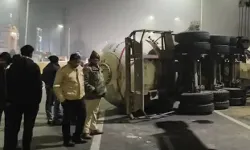 ओवरटेक करने के चक्कर में हाईवे पर पलटा गैस टैंकर- मची अफरा तफरी ओवरटेक करने के चक्कर में हाईवे पर पलटा गैस टैंकर- मची अफरा तफरी