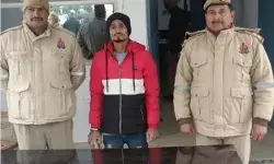 SP पर फायरिंग कर फरार हुआ दंगाई दबोचा- आया था सरेंडर करने SP पर फायरिंग कर फरार हुआ दंगाई दबोचा- आया था सरेंडर करने