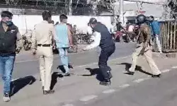 कचरे को लेकर घमासान- जाम लगा रहे आंदोलनकारियों पर बरसी लाठियां कचरे को लेकर घमासान- जाम लगा रहे आंदोलनकारियों पर बरसी लाठियां