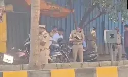 बाईक सवारों ने डी मार्ट के बाहर बरसाई गोलियां- गोलीबारी में एक....