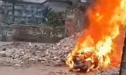 स्टार्ट नहीं होने पर निकाला पेट्रोल और स्कूटी में लगा दी आग