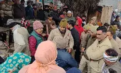 महिला पुरुषों का हल्लाबोल- अवैध रूप से कब्जा कर बनाई बाउंड्रीवॉल गिराई