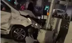 तेज रफ्तार कारों की चौराहे के पास जोरदार टक्कर- कार सवार तीन लोग..