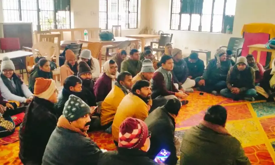 रिश्वतखोरी की पोल खुलने से परेशान लेखपाल एंटी करप्शन के खिलाफ धरने पर