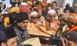 अजमेर पहुंची पीएम मोदी की चादर- केंद्रीय मंत्री ने दरगाह पर चढ़ाई अजमेर पहुंची पीएम मोदी की चादर- केंद्रीय मंत्री ने दरगाह पर चढ़ाई