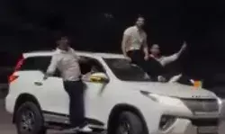 भाजपा का झंडा लगी कार का चौक पर कब्जा- खिड़की पर लटक बनाई REEL भाजपा का झंडा लगी कार का चौक पर कब्जा- खिड़की पर लटक बनाई REEL