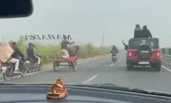 भैंसा बुग्गी की दौड़ के बीच हाईवे पर थार की छत पर बैठकर स्टंट भैंसा बुग्गी की दौड़ के बीच हाईवे पर थार की छत पर बैठकर स्टंट