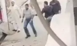 घर के सामने खड़े होने को लेकर बवाल- दो पक्षों में चले लाठी डंडे ईंट... घर के सामने खड़े होने को लेकर बवाल- दो पक्षों में चले लाठी डंडे ईंट...