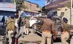 कचरे का विरोध जारी- फैक्ट्री पर पथराव- गाड़ियों के शीशे टूटे- पुलिस...