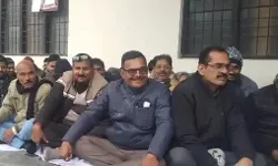 पैमाइश के बदले पैसे लेते लेखपाल की गिरफ्तारी के विरोध में धरना पैमाइश के बदले पैसे लेते लेखपाल की गिरफ्तारी के विरोध में धरना