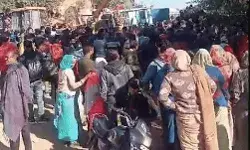 साइड में खड़े बाइक सवार पर मौत बनकर पलटा रोड़ी भरा ट्राला साइड में खड़े बाइक सवार पर मौत बनकर पलटा रोड़ी भरा ट्राला