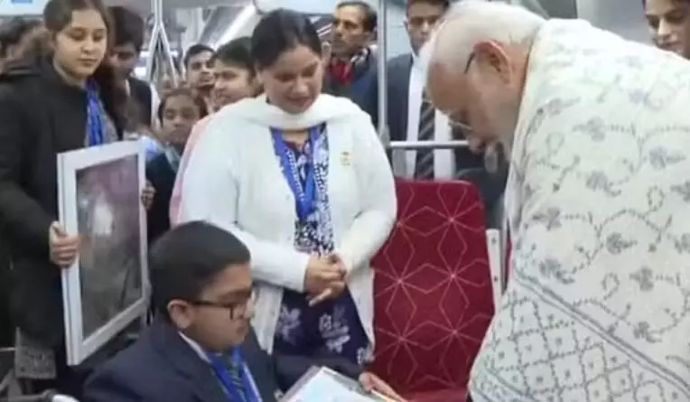 रैपिड ट्रेन में सवार पीएम मोदी ने सफर में लोगों से की बात- साहिबाबाद..