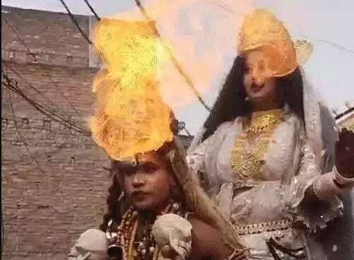 नरमुंडों और भूत पिशाचों के साथ निकली पेशवाई- त्रिनेत्रों से उगले आग... नरमुंडों और भूत पिशाचों के साथ निकली पेशवाई- त्रिनेत्रों से उगले आग...