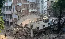 पिलरों में आई दरार के बाद भरभराकर गिरी महफिल होटल की बिल्डिंग पिलरों में आई दरार के बाद भरभराकर गिरी महफिल होटल की बिल्डिंग