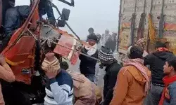 टूटा कोहरे का कहर- किसान पथ पर दो ट्रकों की भिड़ंत- हुए चकनाचूर