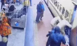 चलती ट्रेन में चढ रही महिला का पैर फिसला- पीएसी के जवानों ने अपनी... चलती ट्रेन में चढ रही महिला का पैर फिसला- पीएसी के जवानों ने अपनी...