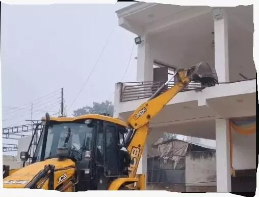 सपा नेता के मैरिज हॉल पर चला बुलडोजर- हलक से निकाली सड़क की जमीन सपा नेता के मैरिज हॉल पर चला बुलडोजर- हलक से निकाली सड़क की जमीन
