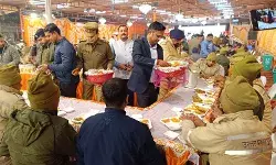हुआ बड़ा खाना- आला अफसरों ने अपने हाथों से पुलिसकर्मियों को परोसा भोजन हुआ बड़ा खाना- आला अफसरों ने अपने हाथों से पुलिसकर्मियों को परोसा भोजन