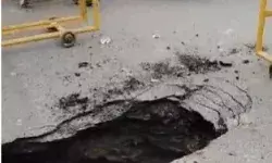 महाकुंभ से पहले गड्ढे में समाई सड़क- लगा लंबा जाम- अचानक हुआ... महाकुंभ से पहले गड्ढे में समाई सड़क- लगा लंबा जाम- अचानक हुआ...