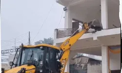 सपा नेता के मैरिज हॉल पर चला बुलडोजर- हलक से निकाली सड़क की जमीन सपा नेता के मैरिज हॉल पर चला बुलडोजर- हलक से निकाली सड़क की जमीन