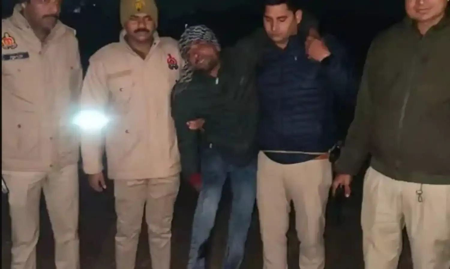 गोलियां चलाकर दहशत फैलाने वाले बदमाश अजीम के पैर में लगी गोली
