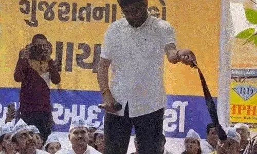 लोगों की सोई आत्मा जागने को आप नेता ने खुद को बेल्ट से पीटा