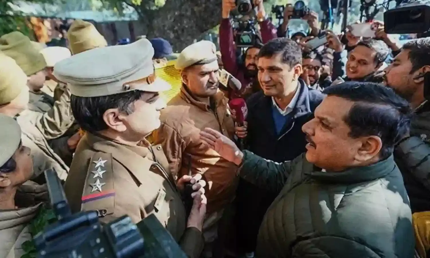 शीशमहल को लेकर तकरार-CM हाउस रोके गए नेता अब पीएम..