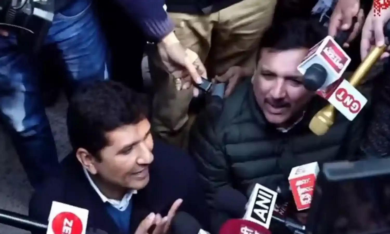 PM हाउस जा रहे संजय सिंह एवं सौरभ भारद्वाज को पुलिस ने रास्ते में ही रोका